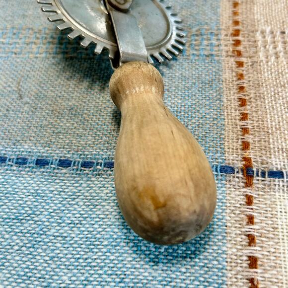 Vintage Hand Crank Egg Beater – Made in USA, Metal & Wood Handle Mixer - Picture 7 of 12